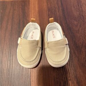 Beige spring shoe
6 to 12 months